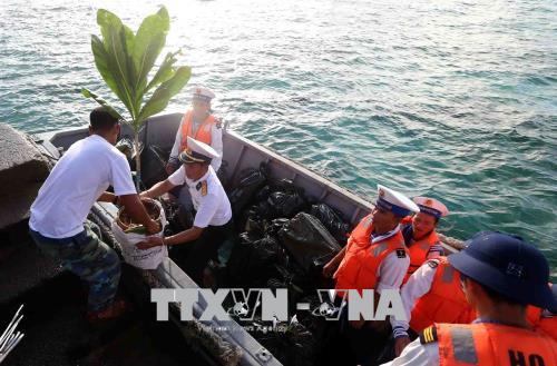 Đoàn công tác tàu Quân y 561 thăm, tặng quà tại đảo Phan Vinh và Tốc Tan ảnh 5
