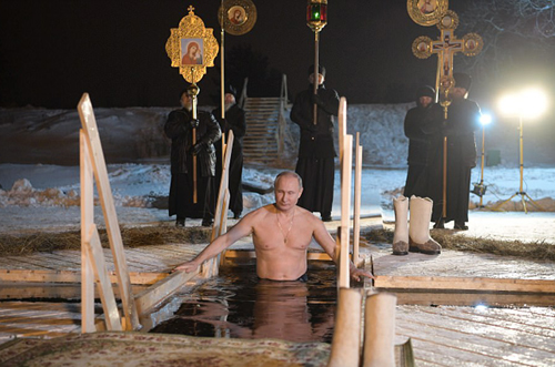 Tổng thống Putin ngâm mình trong nước giữa trời lạnh giá ảnh 1