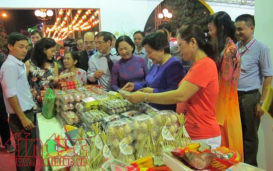 Doanh nghiệp bắt đầu đưa hàng Tết 'sạch', bình ổn giá đến tận khu dân cư ảnh 1
