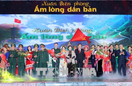 Chủ tịch Quốc hội dự giao lưu nghệ thuật 'Xuân biên phòng ấm lòng dân bản' ảnh 3