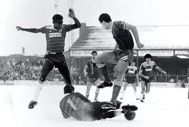 Ngoài U23 Việt Nam, nhiều đội tuyển thế giới đã từng phải đá bóng dưới tuyết dày đặc ảnh 7