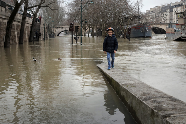 Cảnh sông Seine vỡ bờ, Paris chìm trong nước ảnh 1