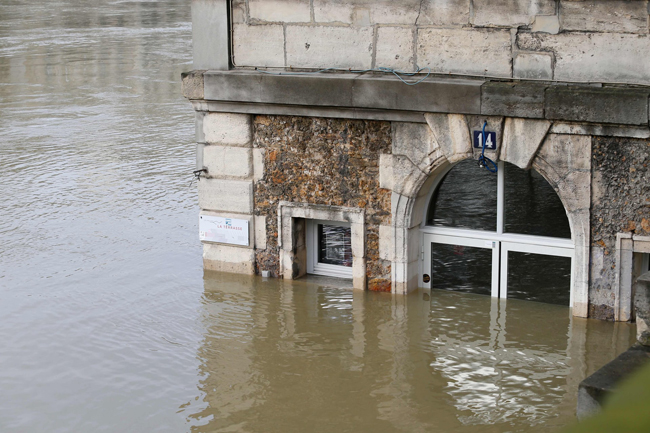 Cảnh sông Seine vỡ bờ, Paris chìm trong nước ảnh 3