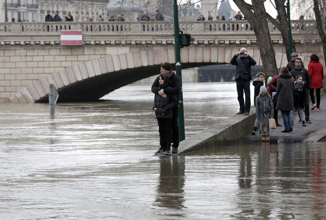 Cảnh sông Seine vỡ bờ, Paris chìm trong nước ảnh 4