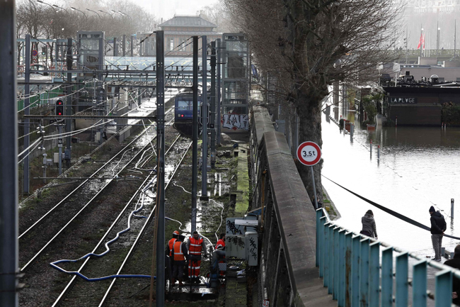 Cảnh sông Seine vỡ bờ, Paris chìm trong nước ảnh 5
