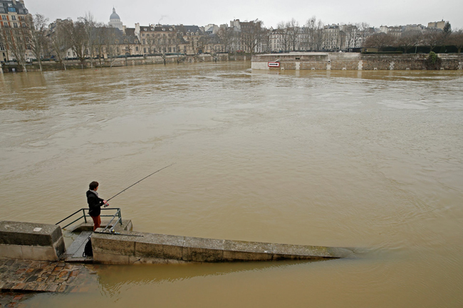 Cảnh sông Seine vỡ bờ, Paris chìm trong nước ảnh 6