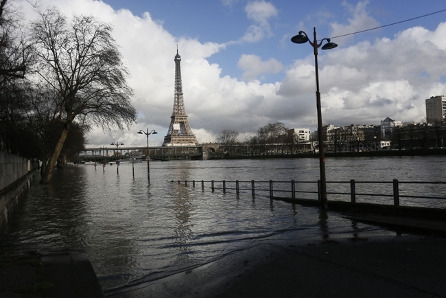 Cảnh sông Seine vỡ bờ, Paris chìm trong nước ảnh 8