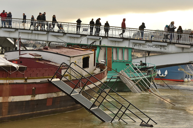 Cảnh sông Seine vỡ bờ, Paris chìm trong nước ảnh 11