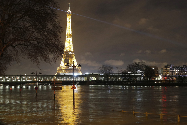 Cảnh sông Seine vỡ bờ, Paris chìm trong nước ảnh 12