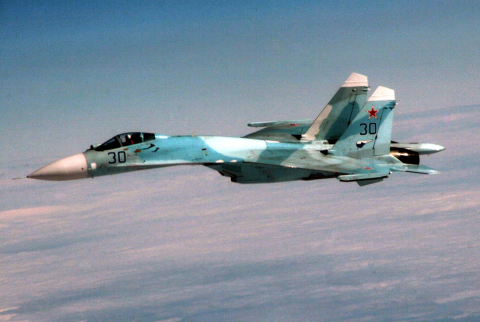 Su-27 Nga áp sát 1,5 m, cắt ngang đường bay máy bay do thám Mỹ ảnh 1