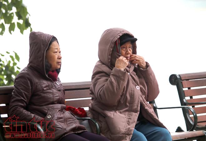 Người Hà Nội co ro đón gió rét cận Tết Nguyên đán ảnh 1