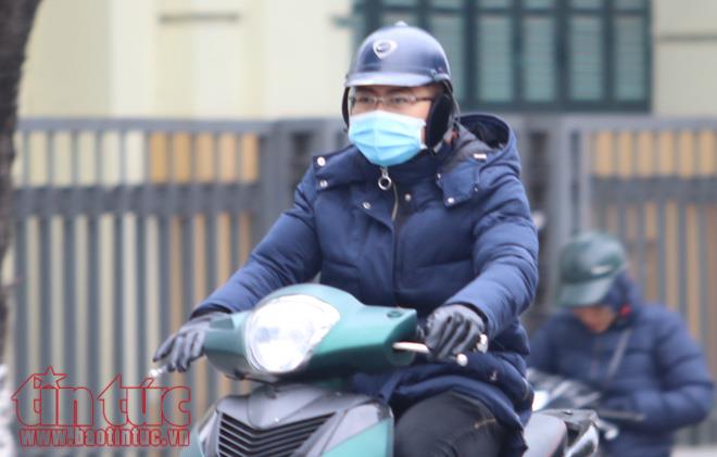 Người Hà Nội co ro đón gió rét cận Tết Nguyên đán ảnh 3