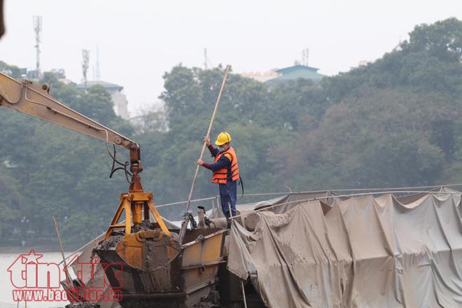 Người Hà Nội co ro đón gió rét cận Tết Nguyên đán ảnh 5
