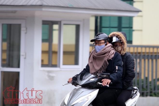 Người Hà Nội co ro đón gió rét cận Tết Nguyên đán ảnh 6