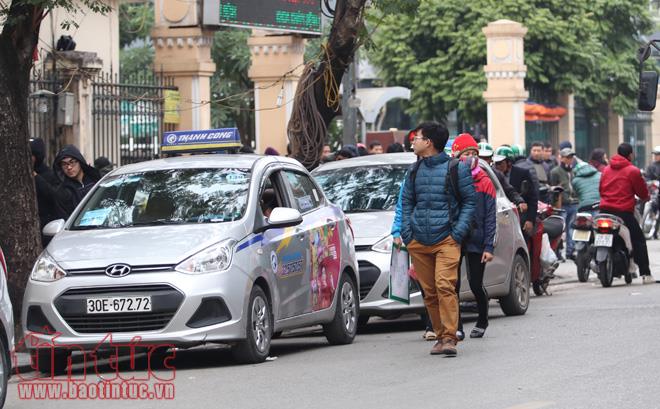 Người Hà Nội co ro đón gió rét cận Tết Nguyên đán ảnh 9