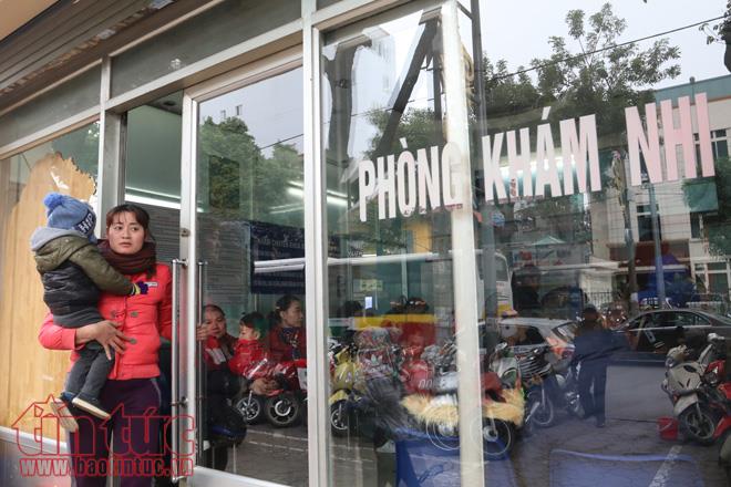 Người Hà Nội co ro đón gió rét cận Tết Nguyên đán ảnh 11