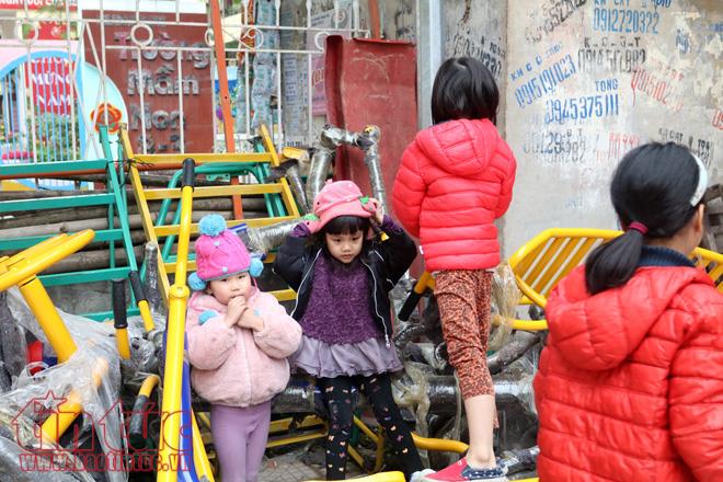 Người Hà Nội co ro đón gió rét cận Tết Nguyên đán ảnh 12