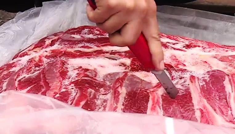 Đấu giá 170 tấn thịt trâu đông lạnh: Buộc tái xuất hoặc tiêu hủy toàn bộ ảnh 1