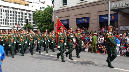 Đoàn diễu binh đi qua ngã tư Ngô Quyền - Tràng Tiền.