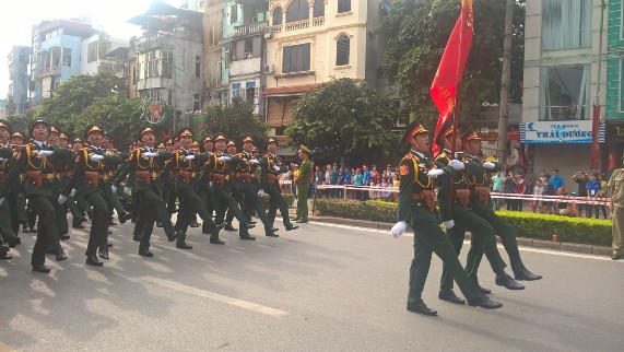 Đoàn diễu binh đi trên tuyến phố Kim Mã.
