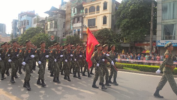 Sau khi diễu qua quảng trường Ba Đình, đoàn diễu binh, diễu hành chia làm hai ngả, đi theo hai tuyến phố của Thủ đô. 