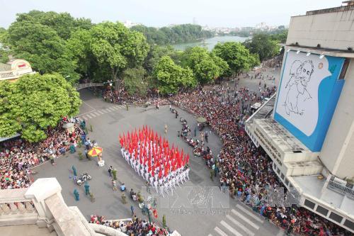Đoàn diễu binh, diễu hành qua phố Hàng Khay, Tràng Tiền nhìn từ trên cao. 