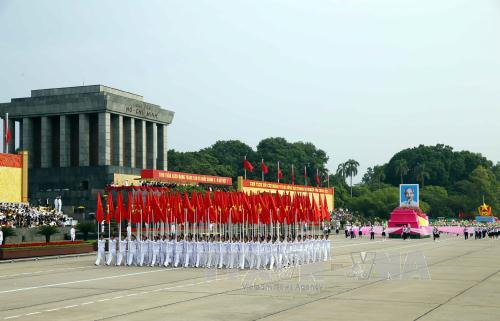 Tiếp đó là khối cờ Đảng, cờ Tổ quốc tiến qua lễ đài, với lá cờ đỏ sao vàng, cờ đỏ búa liềm tung bay là biểu tượng của hồn nước, tượng trưng cho lý tưởng, niềm tin chiến thắng, bản lĩnh, trí tuệ lãnh đạo của Đảng và khí phách, sức mạnh của khối đại đoàn kết toàn dân tộc Việt Nam, được khơi nguồn từ lịch sử dân tộc, bừng cháy hôm nay và tỏa sáng đến mai sau.