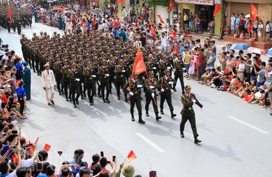 Đoàn diễu binh hào hùng đi trên phố Nguyễn Thái Học trong tiếng hò reo hưởng ứng của đông đảo các tầng lớp nhân dân. Ảnh: TTXVN