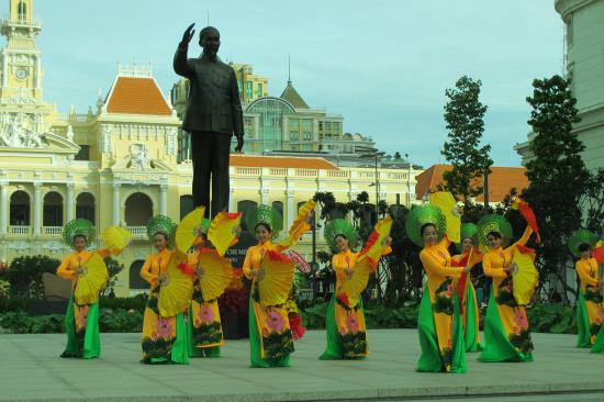 Tại Thành phố Hồ Chí Minh, hòa cùng niềm vui ở Thủ đô Hà Nội, nhiều hoạt động văn hóa - văn nghệ đã diễn ra nhân kỷ niệm 70 năm Ngày Quốc khánh. Ngoài các địa điểm tổ chức hoạt động văn hóa, người dân Sài Gòn cũng đến các điểm vui chơi giải trí trong thành phố như Thảo cầm viên Sài Gòn, Khu du lịch Suối Tiên, Đầm Sen…   