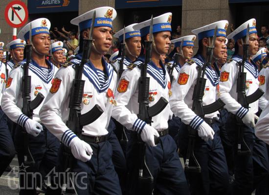 Khối diễu binh Hải quân Nhân dân Việt Nam nghiêm trang trên tuyến phố Tràng Tiền.
