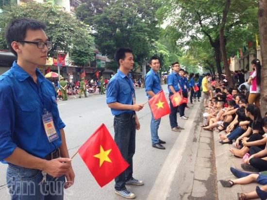Trên tuyến đường Nguyễn Thái Học, các tình nguyện viên Học viện Ngân hàng đã tích cực hỗ trợ lực lượng Công an làm nhiệm vụ giữ gìn trật tự. Hai bên đường, đông đảo tầng lớp nhân dân đã tề tựu, chờ đoàn diễu binh diễu hành đi qua.