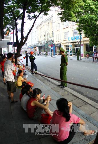 Nhân dân chờ đón đoàn diễu binh trên phố Tràng Tiền.