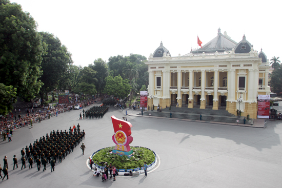 Khối lực lượng vũ trang diễu binh, diễu hành qua Quảng trường Cách mạng Tháng Tám.