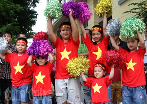 Trẻ em vui tươi trong màu cờ sắc áo Tổ quốc.