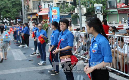 Lực lượng thanh niên tình nguyện hỗ trợ tại các tuyến phố có đoàn diễu binh đi qua.