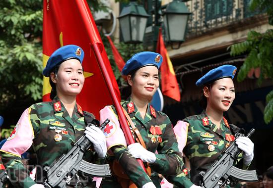 Các nữ thành viên lực lượng Quân y đang tiến về Quảng trường Cách mạng Tháng Tám.