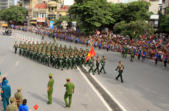 Khối Chiến sỹ Biên phòng diễu binh qua khu vực Cửa Nam. 