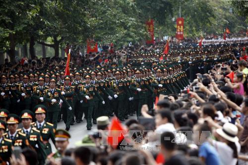 Đoàn diễu binh, diễu hành đi qua phố Kim Mã. 