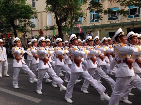 Đoàn diễu binh trên phố Nguyễn Thái Học.