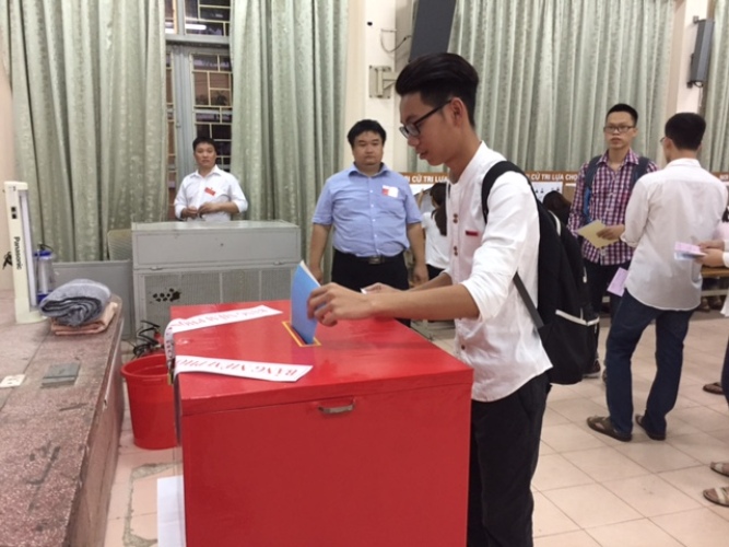 Cử tri Hoàng Đức Việt, sinh viên Đại học Bách Khoa (Hà Nội) lần đầu tiên được vinh dự cầm lá phiếu đi bầu cử.