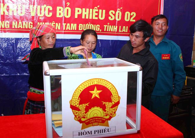Cử tri bản Sáy San 3, xã Nùng Nàng, huyện Tam Đường tỉnh Lai Châu đi bầu cử, thực hiện quyền và nghĩa vụ công dân của mình tại điểm bỏ phiếu số 2. 