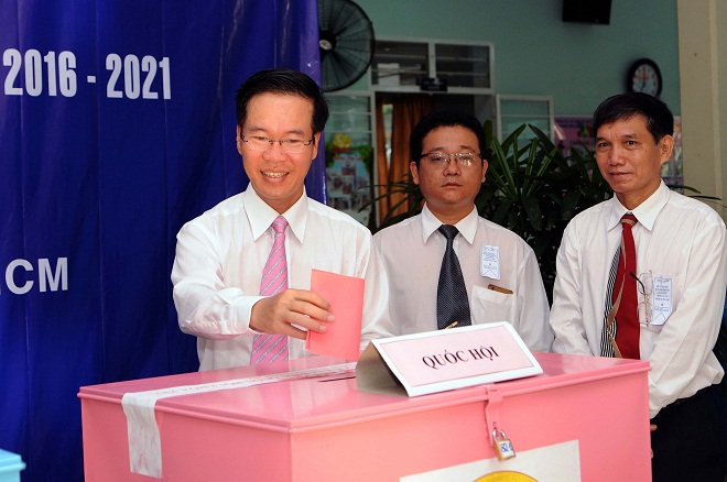 Tại khu vực bỏ phiếu số 82, Phường 15, quận Phú Nhuận, TP Hồ Chí Minh, đồng chí Võ Văn Thưởng, Ủy viên Bộ chính trị, Bí thư Trung ương Đảng, Trưởng Ban Tuyên giáo Trung ương đến bỏ phiếu bầu cử. 