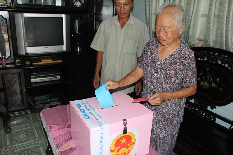 Phóng viên Hoàng Tuyết cho biết, Mẹ Việt Nam Anh Hùng Huỳnh Thị Sè được cán bộ mang thùng phiếu đến nhà để Mẹ bỏ phiếu tại nhà. Mẹ là Mẹ VNAH còn lại duy nhất trong 68 Mẹ của xã Xuân Thới Thượng (Hóc Môn, TP.HCM).