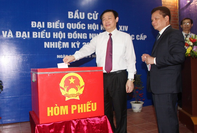 Đồng chí Vương Đình Huệ, Ủy viên Bộ Chính trị, Phó Thủ tướng Chính phủ đến bầu cử tại khu vực bỏ phiếu số 9, phường Láng Hạ, quận Đống Đa, Hà Nội.