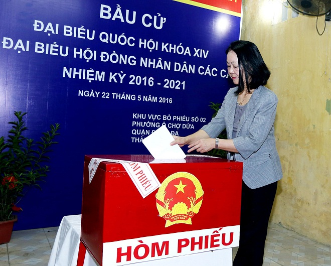Tại khu vực bỏ phiếu số 2, phường Ô Chợ Dừa, quận Đống Đa, Hà Nội, đồng chí Trương Thị Mai, Ủy viên Bộ Chính trị, Bí thư Trung ương Đảng, Trưởng Ban Dân vận Trung ương đến bỏ phiếu bầu cử. 