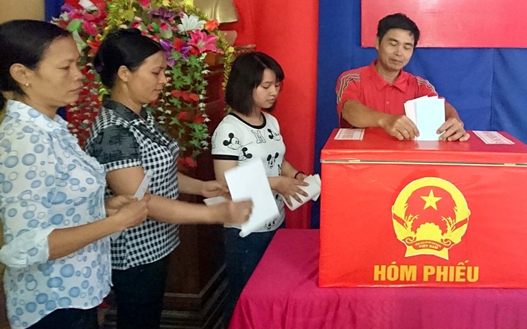 Phóng viên Việt Hoàng cho biết, tại điểm bầu cử số 6 thôn Phú Nghĩa, xã Phú Kim, huyện Thạch Thất (Hà Nội) có 854 cử tri, trong đó 60% là người công giáo. Đến thời điểm này đã có một nửa số giáo dân đi bầu cử.