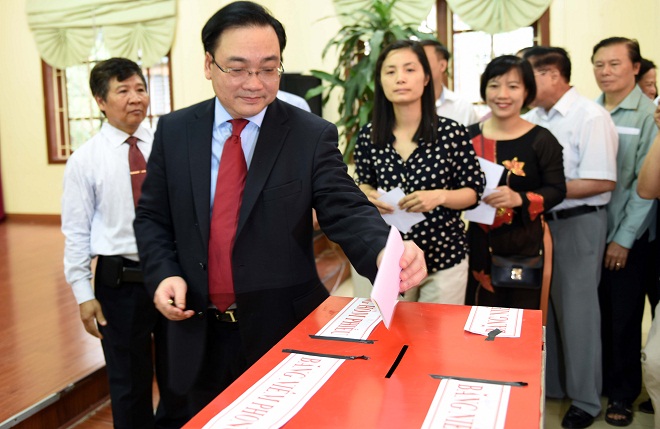Đồng chí Hoàng Trung Hải, Ủy viên Bộ Chính trị, Bí thư Thành ủy Hà Nội đến bỏ phiếu bầu cử tại tổ bầu cử số 4, phường Láng Hạ, quận Đống Đa, Hà Nội. 