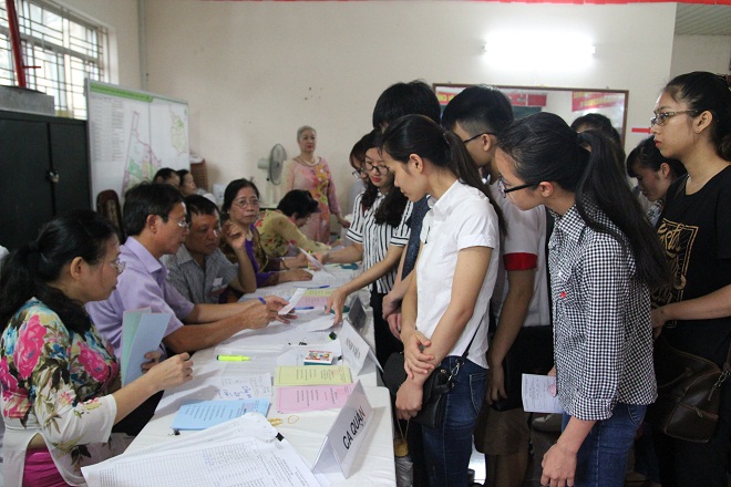 Phóng viên Xuân Cường cho biết tại phường Mỹ Đình II, quận Nam Từ Liêm, Hà Nội, đông đảo cử tri đã đi bỏ phiếu. Tại khu vực bầu cử số 5, có khoảng 1300 cử tri, trong đó có 150 sinh viên tham gia bỏ phiếu.

