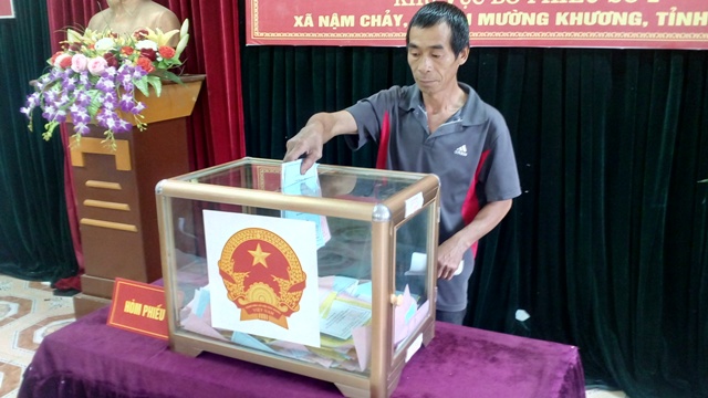 Cử tri cuối cùng Hồ Ngấn Sèng bỏ phiếu bầu cử tại điểm bỏ phiếu trung tâm xã Nậm Chẩy, huyện Mường Khương (Lào Cai).
