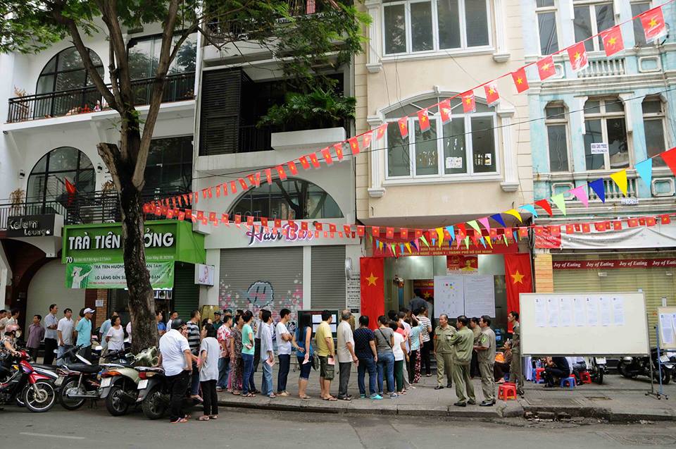 Phóng viên An Hiếu cho biết, đông đảo người dân xếp hàng bỏ phiếu ở khu vực bỏ phiếu số 25 phường Bến Nghé, Quận 1 (TP. Hồ Chí Minh). 
